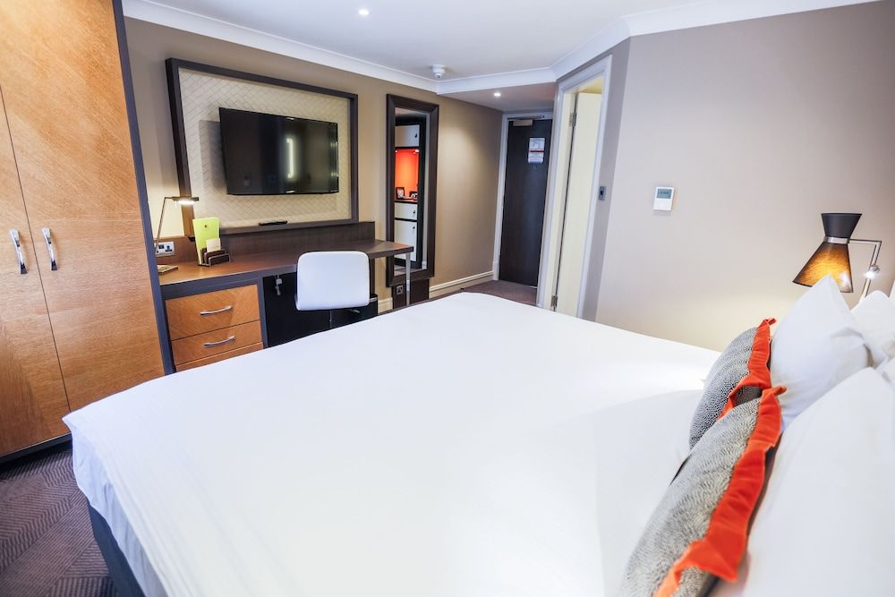 DoubleTree by Hilton London - Ealing Hotel featured 2