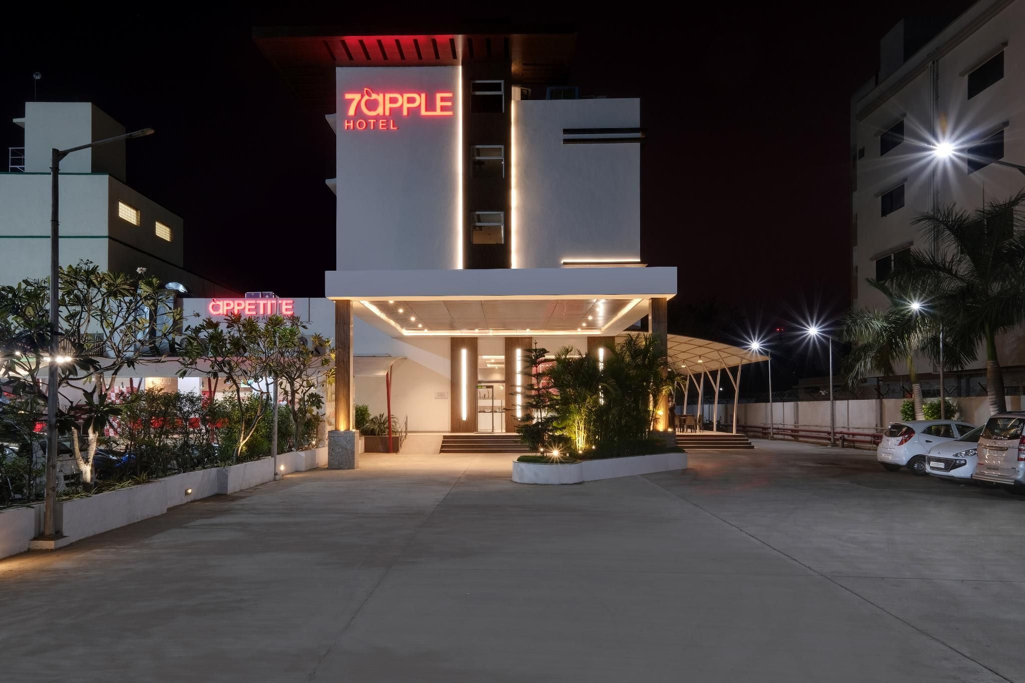 7 Apple Hotel Vadodra entrance