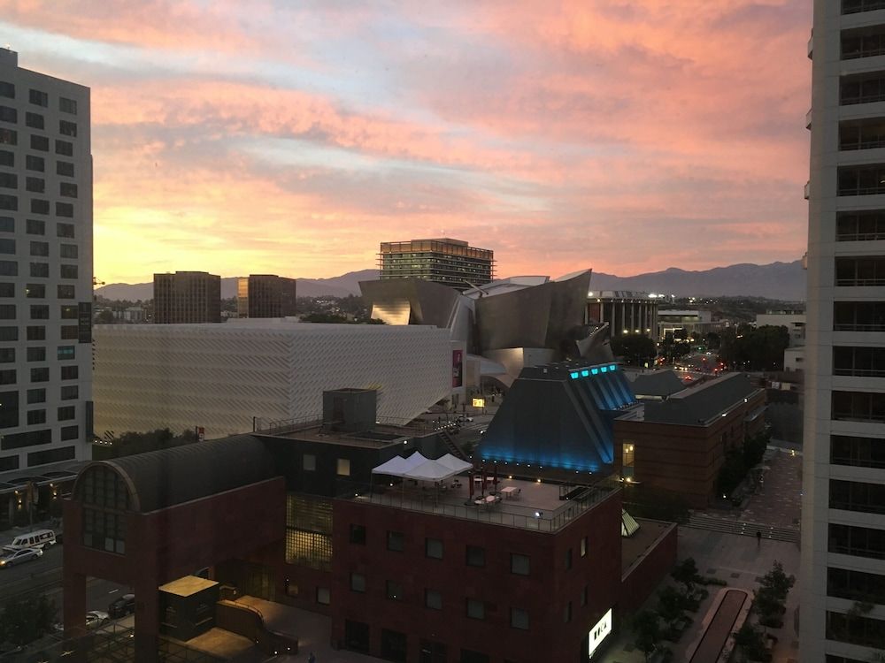 Omni Los Angeles Hotel at California Plaza Deluxe Room, 1 King Bed 15