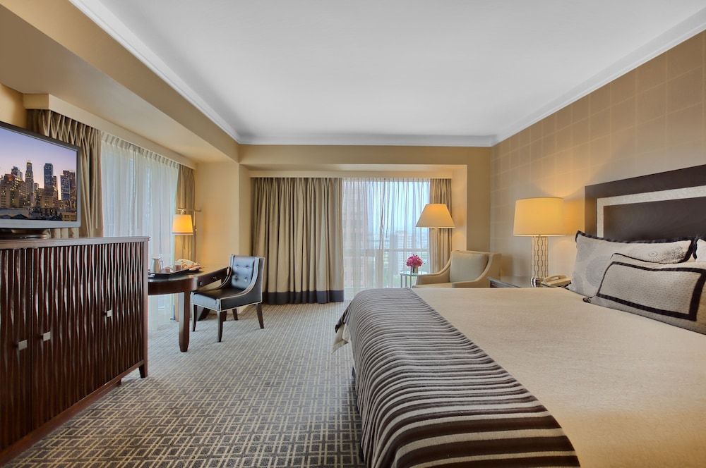 Omni Los Angeles Hotel at California Plaza Deluxe Room, 1 King Bed 4