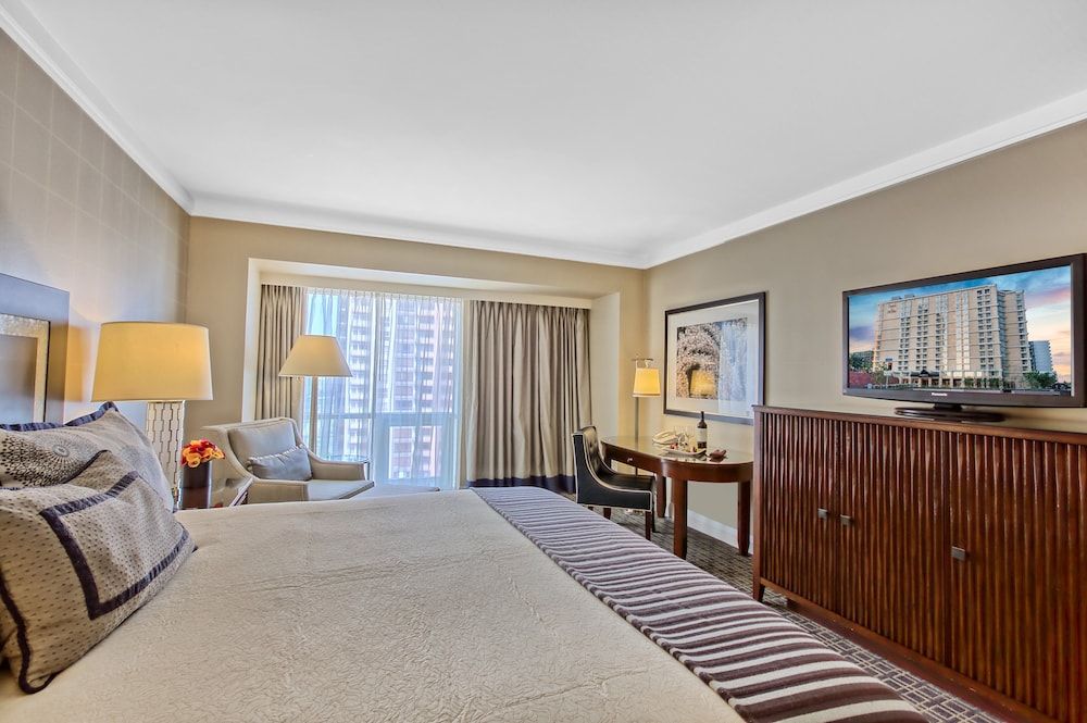 Omni Los Angeles Hotel at California Plaza Deluxe Room, 1 King Bed 6