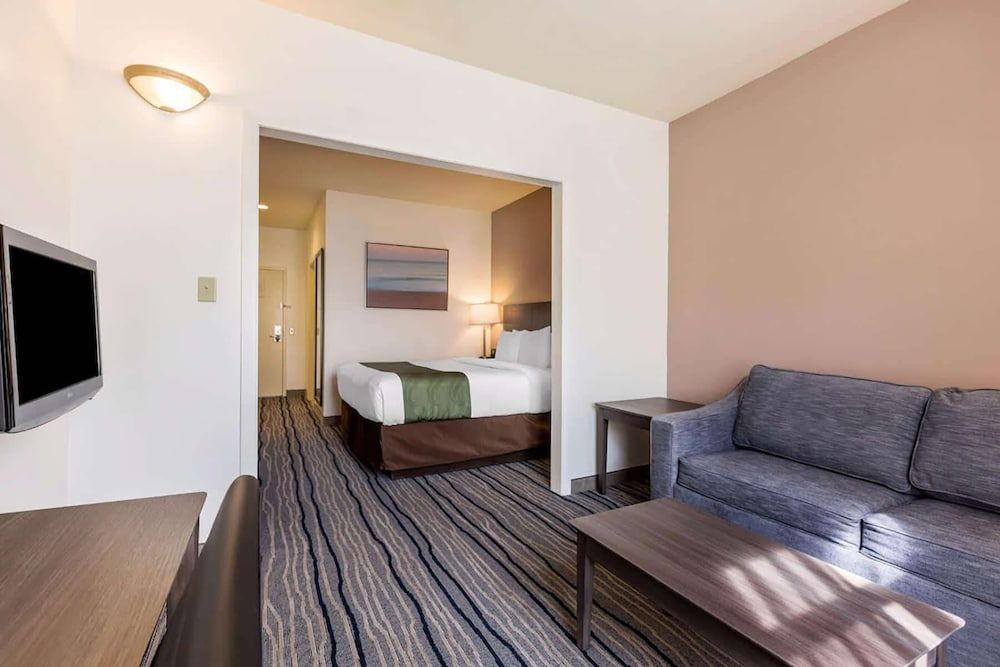 Ramada Suites by Wyndham San Diego 2