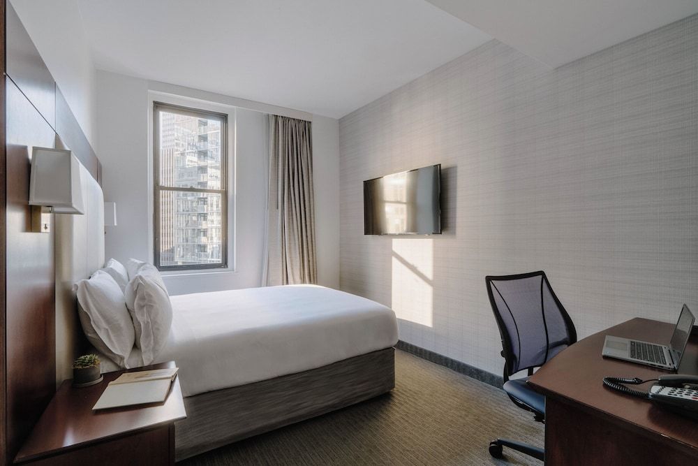 Club Quarters Hotel Wacker at Michigan, Chicago Club Room, 1 Queen Bed 4