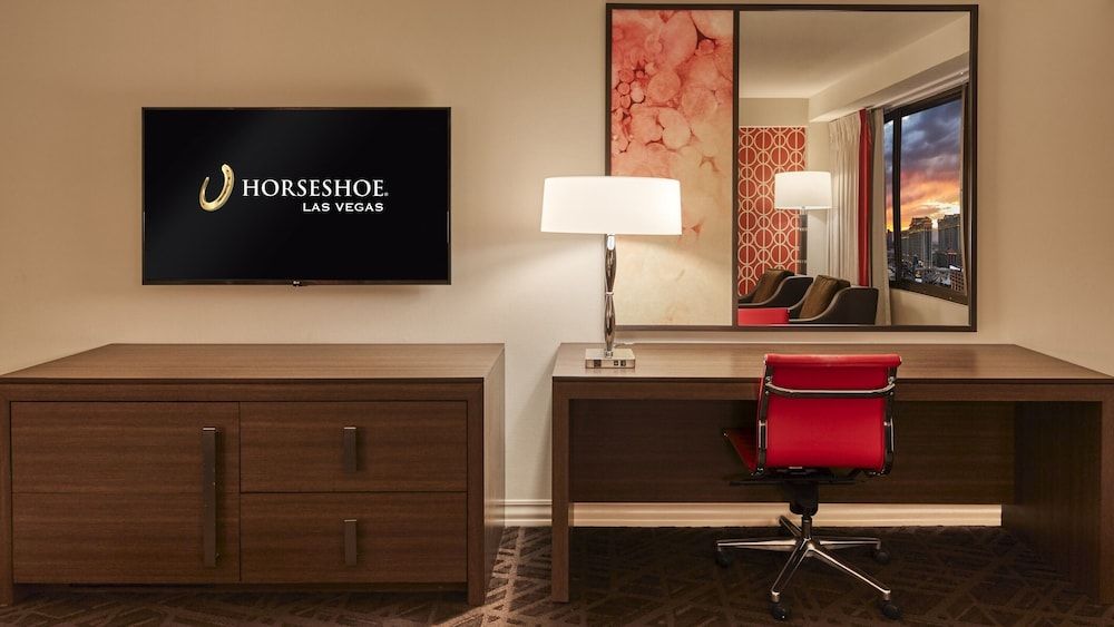 Horseshoe Las Vegas Resort Room, 1 King Bed, Roll-In Shower, Non Smoking 3