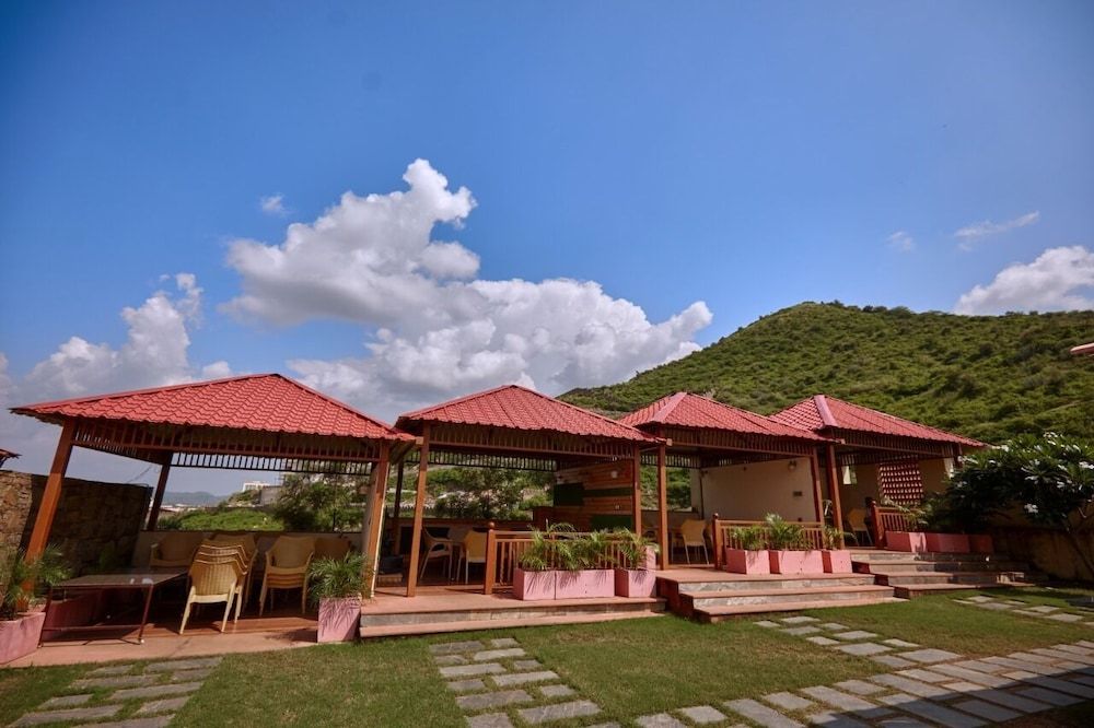 Vijaygarh Resort & Cottages with Pool 2