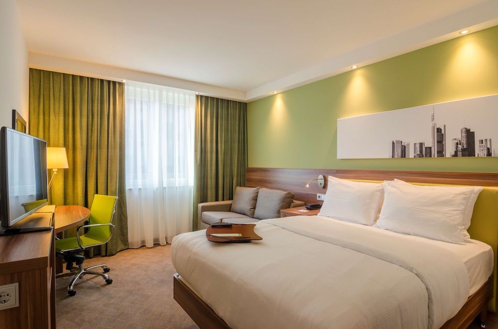 Hampton by Hilton Frankfurt City Centre featured 2