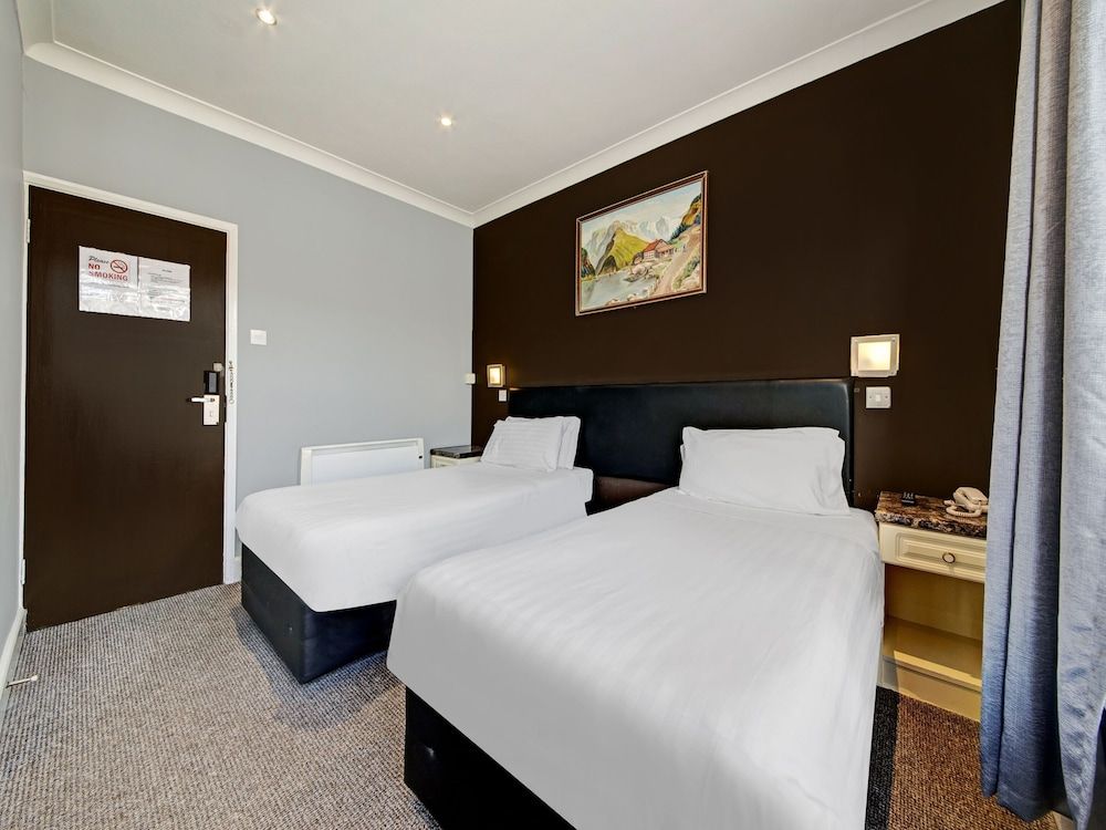 OYO Bostons Manor Hotel Standard Twin Room, 2 Twin Beds 5