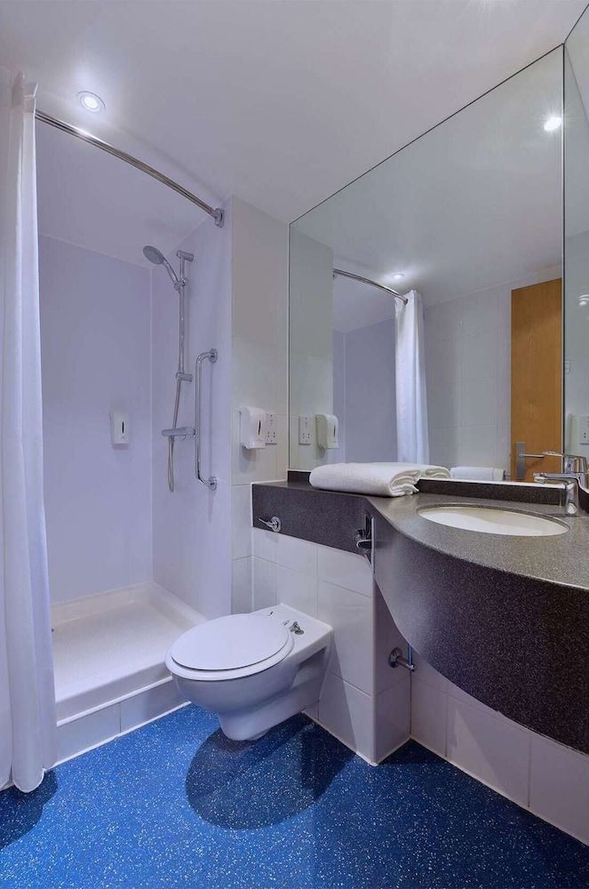 Travelodge London Wembley Hotel bathroom