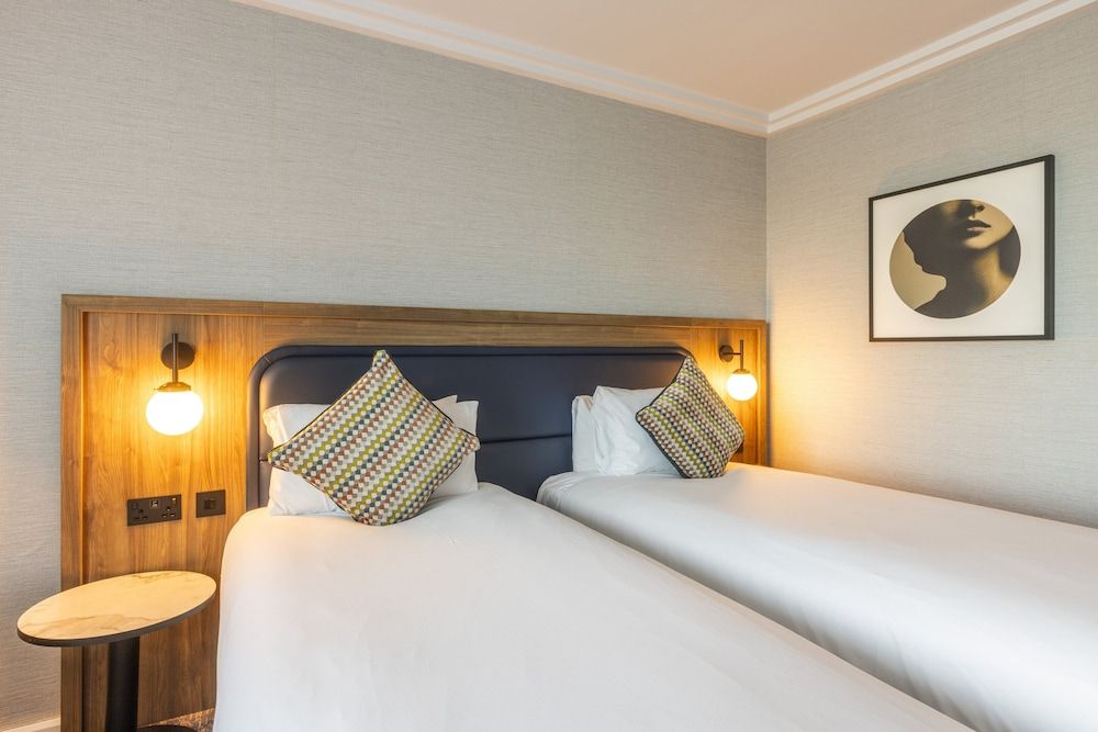 Crowne Plaza Manchester Airport, an IHG Hotel Standard Room, 1 King Bed 3