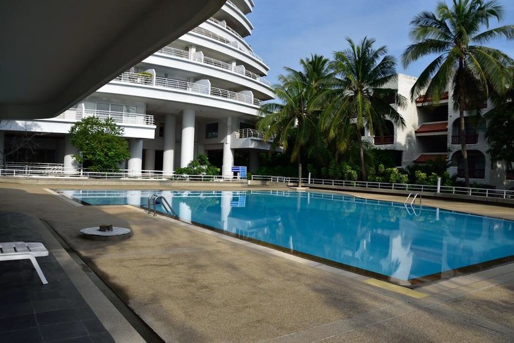 Sandy Beach Condo 17D pool 3