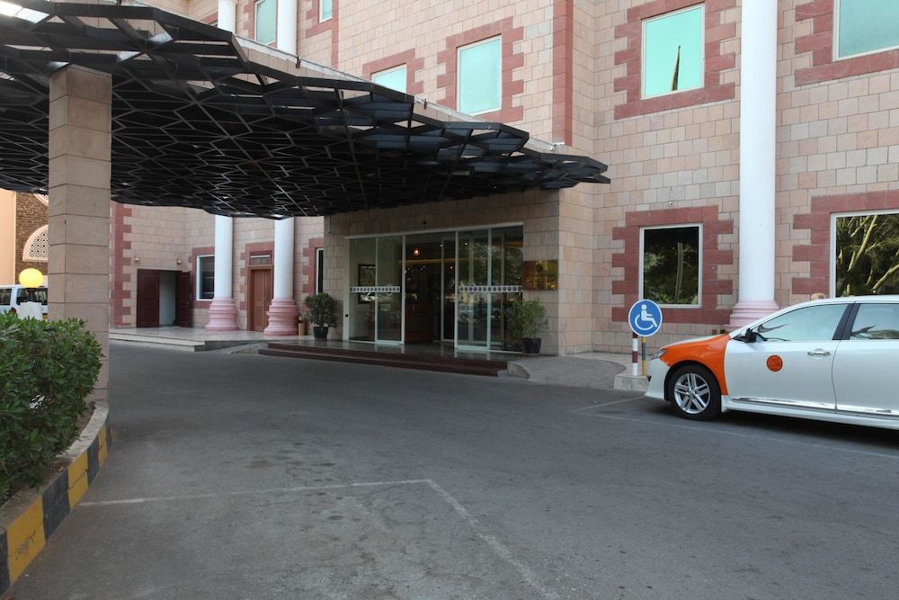 Ramee Guestline Hotel Qurum facade