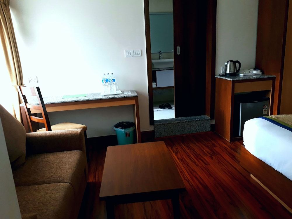 Oasis Kathmandu Hotel Deluxe Twin Room, 2 Twin Beds, Private Bathroom, City View 4