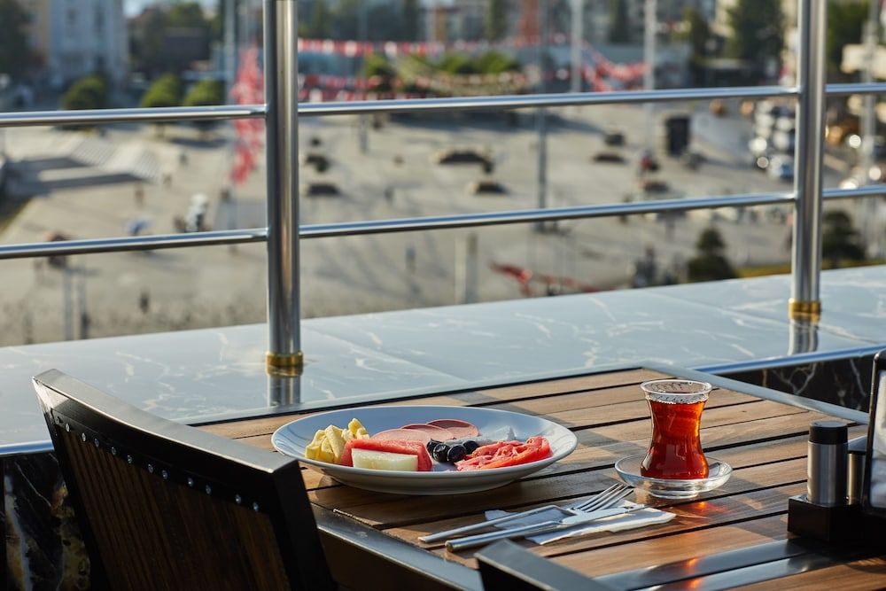 Royal Pera Taksim breakfast_buffet 4