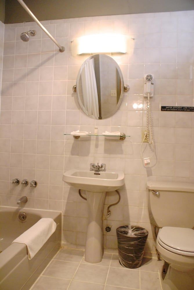 Off Soho Suites Hotel Shared Bathroom Economy Suite 14