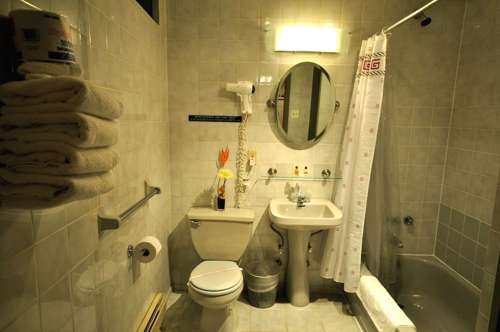 Off Soho Suites Hotel Shared Bathroom Economy Suite 12