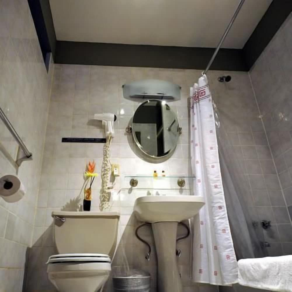 Off Soho Suites Hotel Shared Bathroom Economy Suite 13