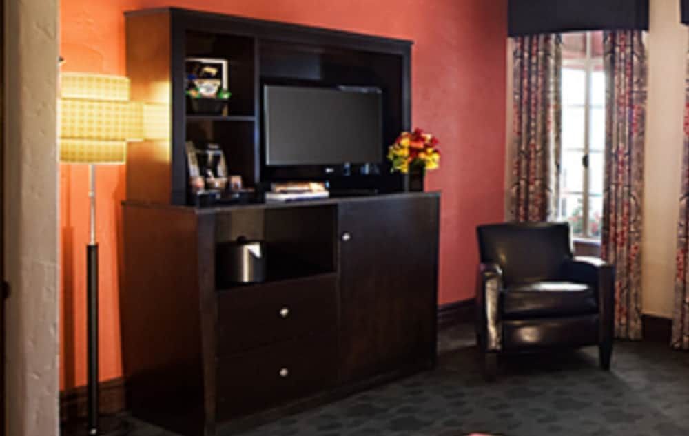 Golden Gate Hotel and Casino Standard Room, 1 Queen Bed 4