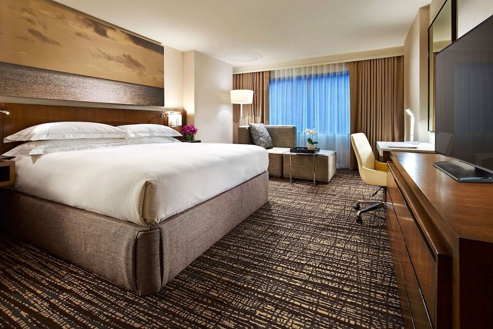 Hilton San Diego Mission Valley Room, 1 King Bed, Accessible, Non Smoking (Mobility & Hearing, Roll-in Shower) 4