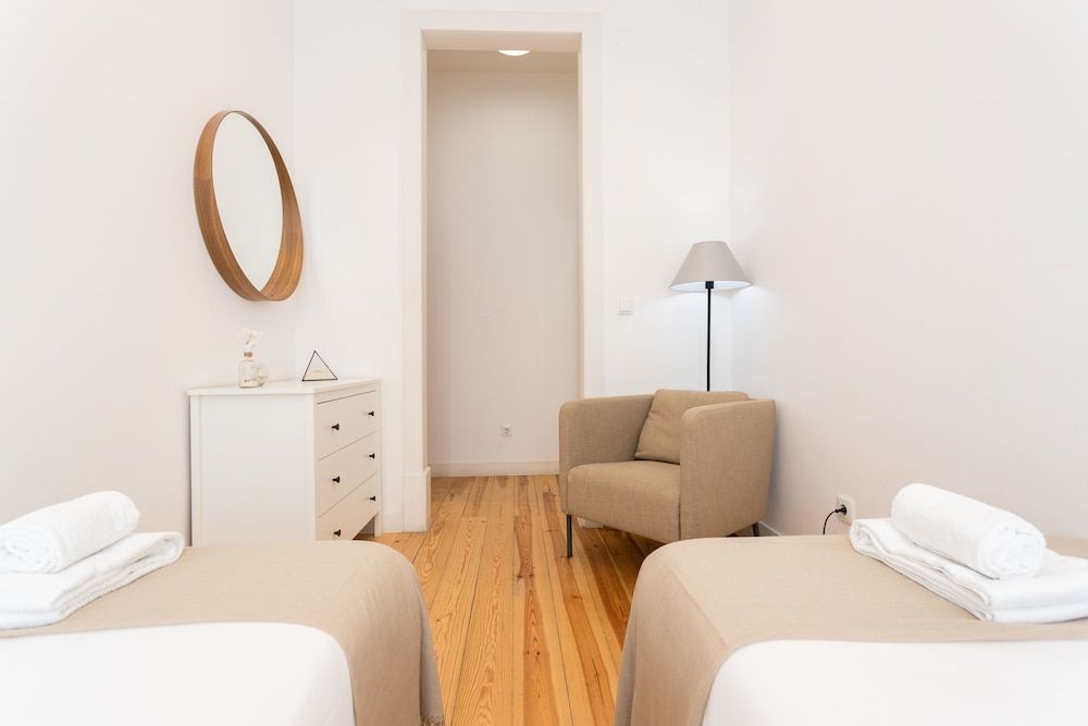 Baixa Modern Three-Bedroom Apartment - by LU Holidays room 3