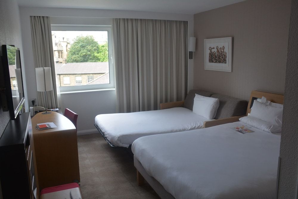 Novotel London Waterloo Superior Twin Room, 1 Queen Bed with Sofa bed 2