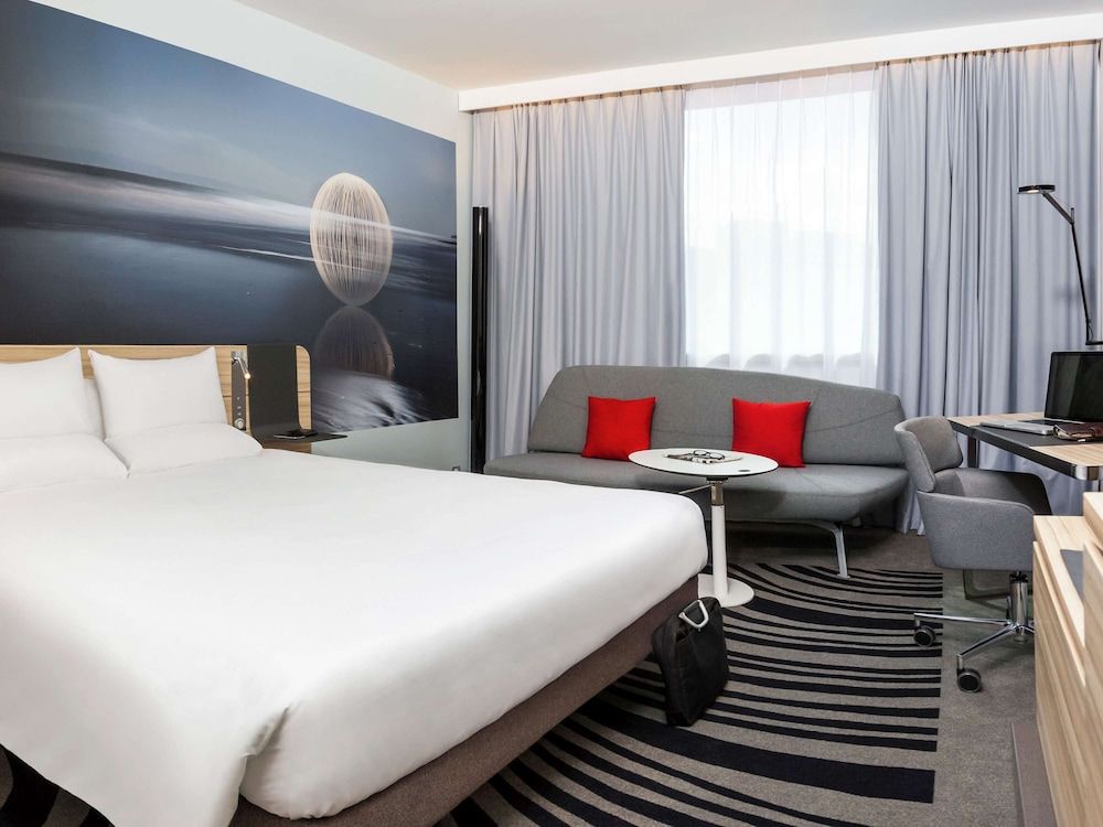 Novotel London Waterloo Superior Twin Room, 1 Queen Bed with Sofa bed 6