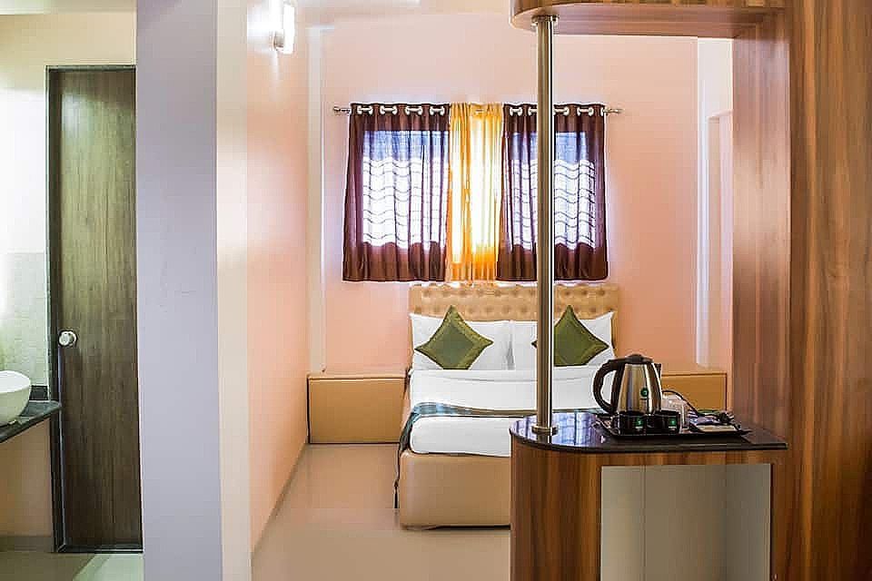 Treebo Naunidh Suites Deluxe Double Room 9