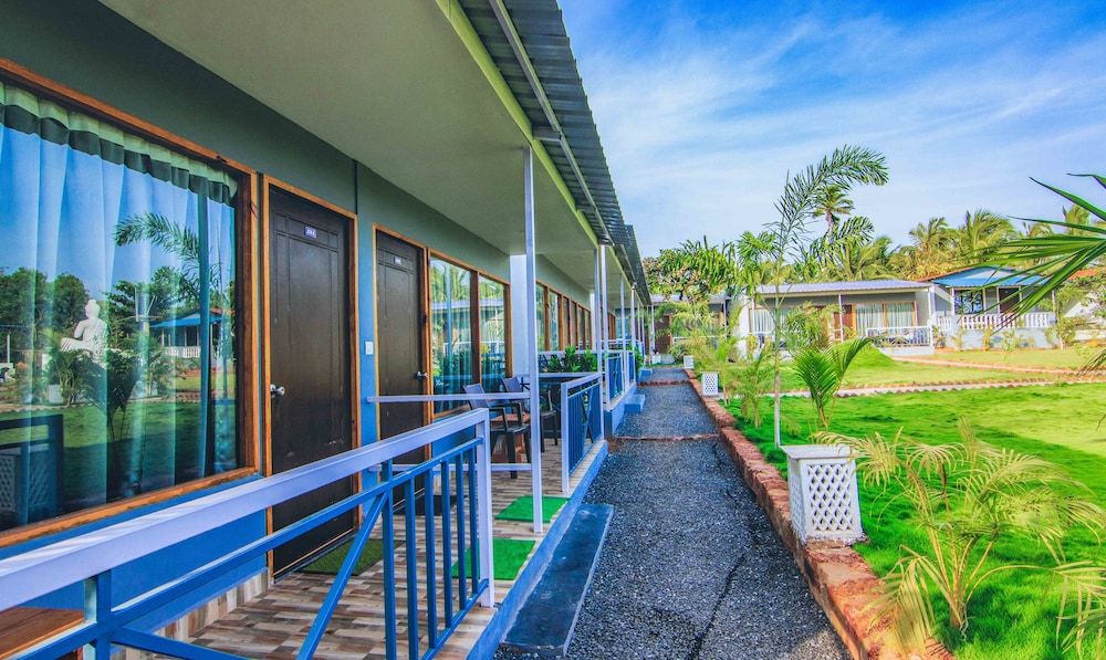 Treebo Lands End Beach Resort Morjim exterior