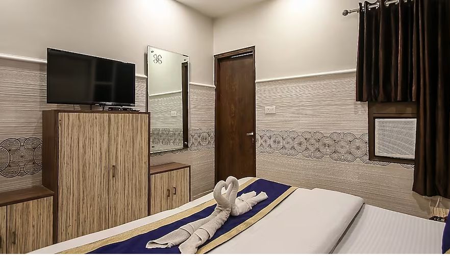 Hotel Shree Shakti Deluxe Double Room AC with Free Wi-Fi 17