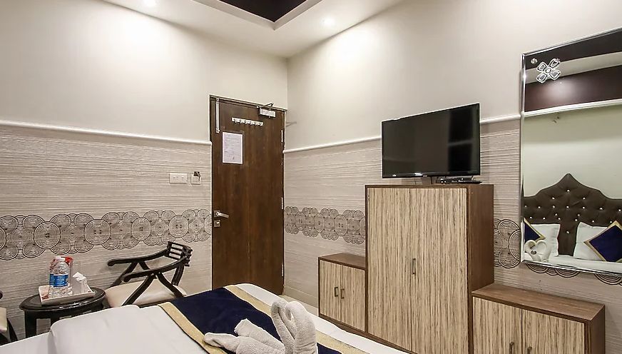 Hotel Shree Shakti Deluxe Double Room AC with Free Wi-Fi 18