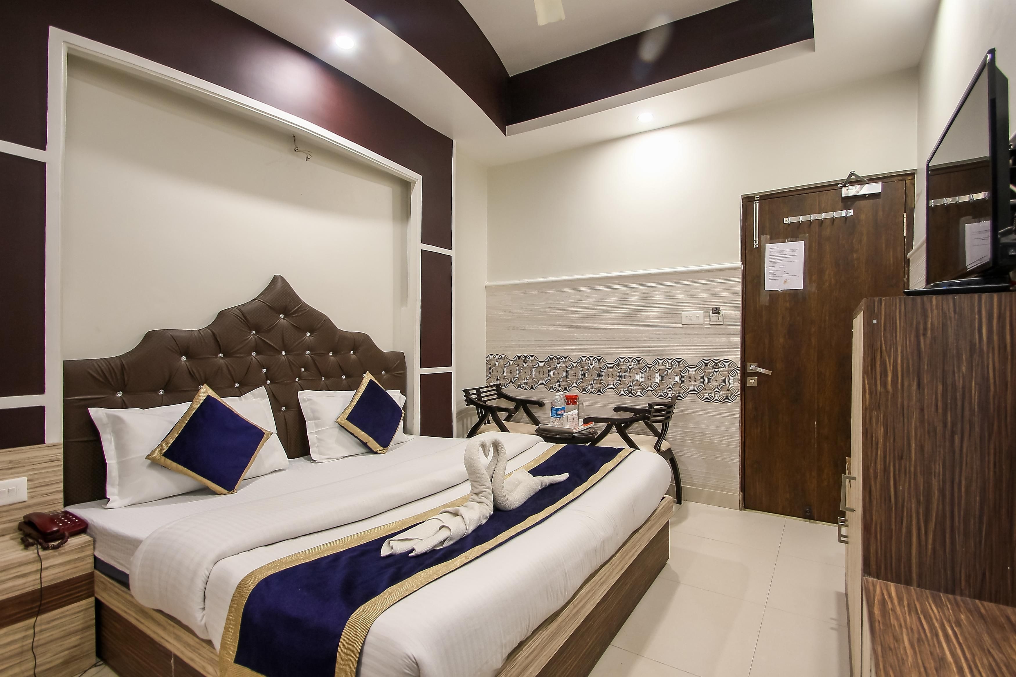 Hotel Shree Shakti Deluxe Double Room AC with Free Wi-Fi 3