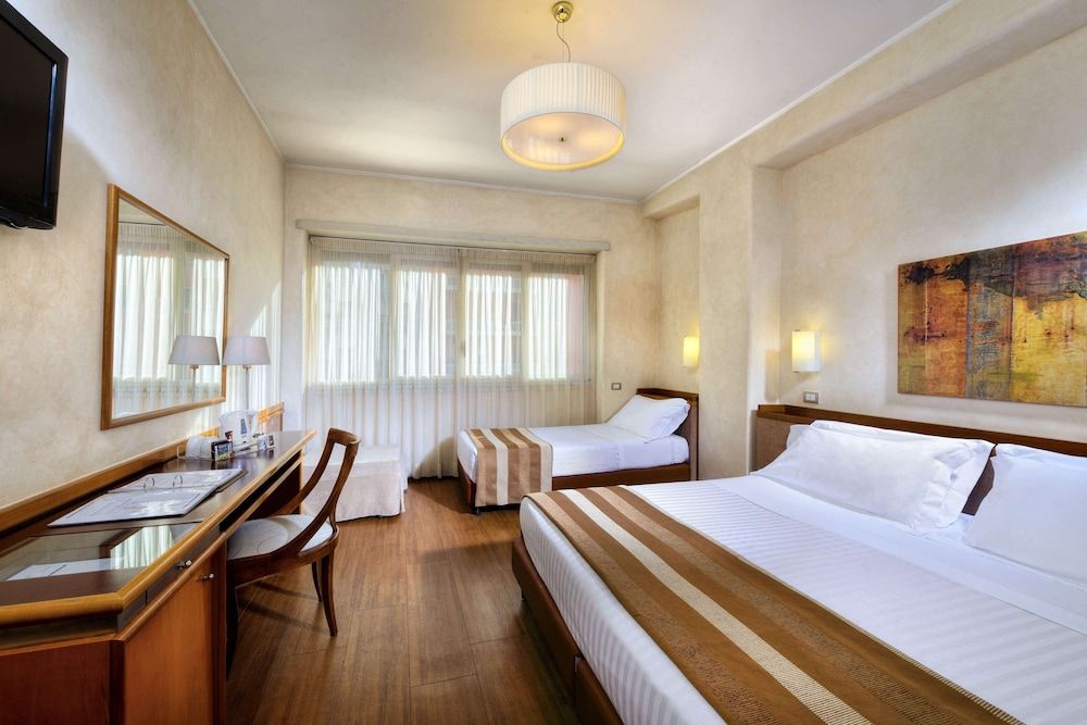 Best Western Hotel Piccadilly Comfort Room, Multiple Beds (with Extra Bed) 8