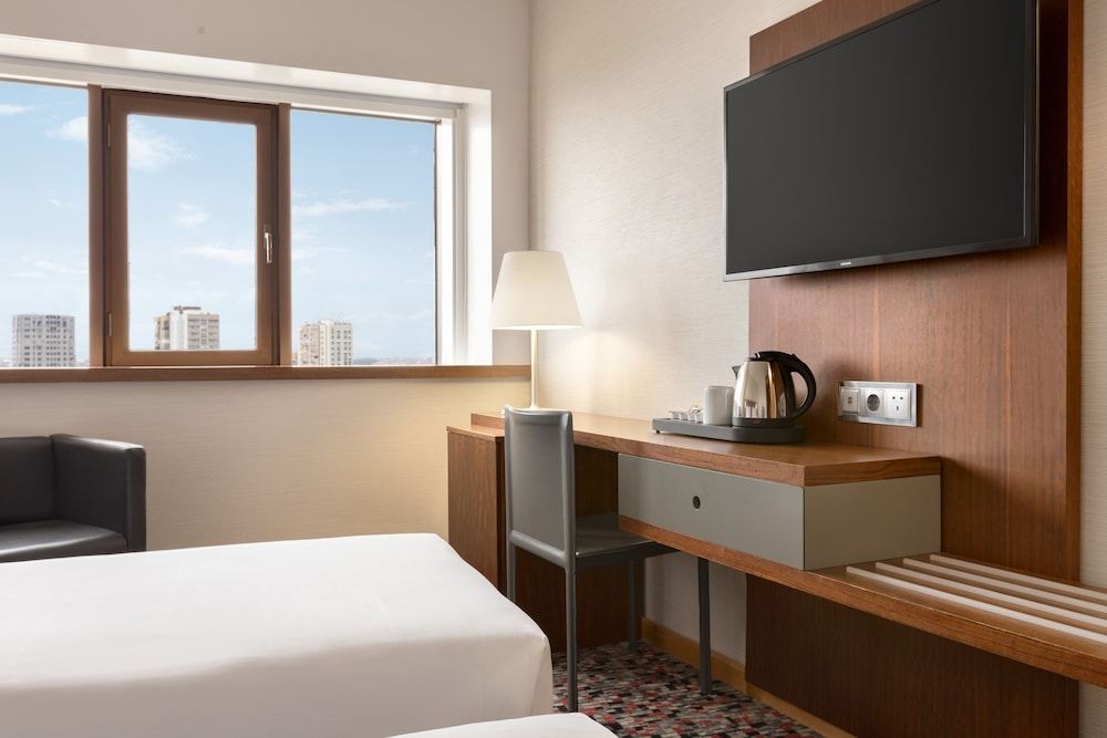 Ramada by Wyndham Lisbon Room, 2 Twin Beds, Non Smoking, City View 7