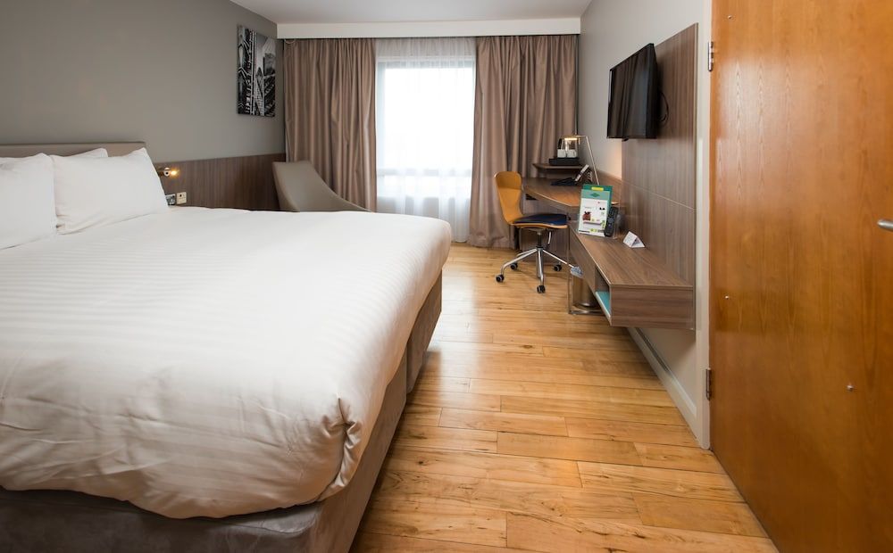 Holiday Inn London - West, an IHG Hotel Standard Room, 2 Twin Beds, Accessible