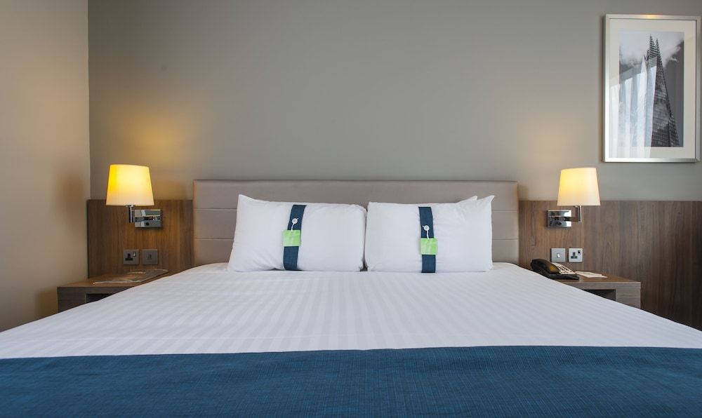 Holiday Inn London - West, an IHG Hotel Standard Room, 2 Twin Beds, Accessible 2