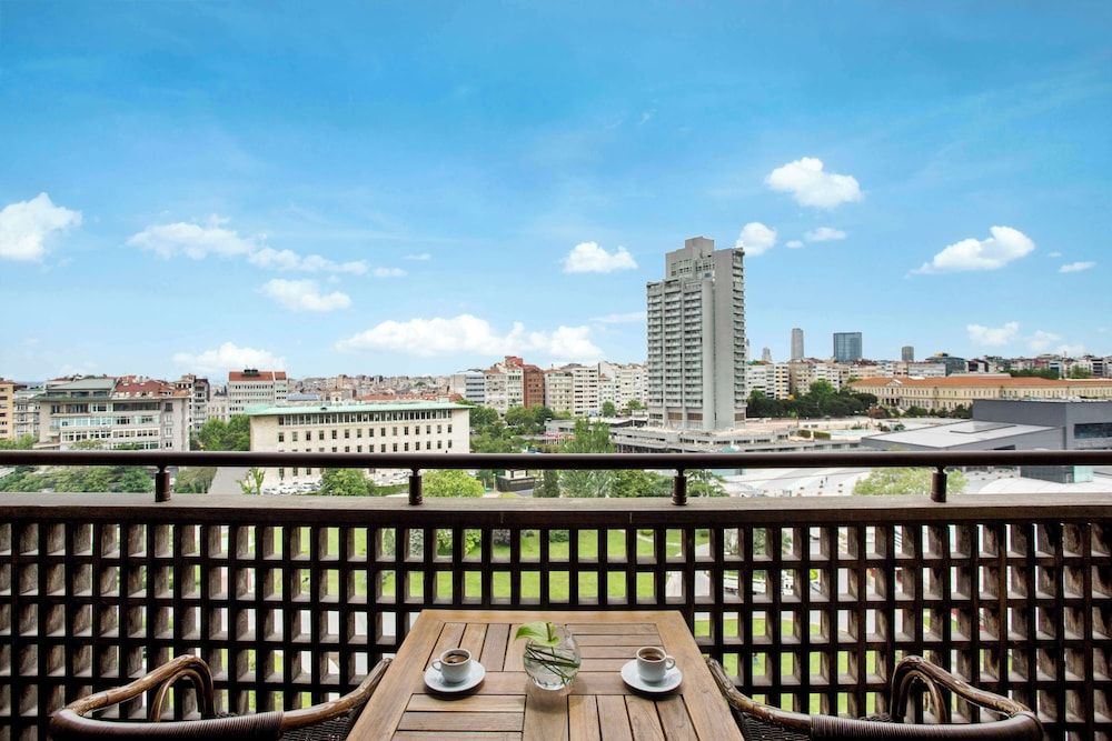 Hilton Istanbul Bosphorus King Guest Room, City View 4