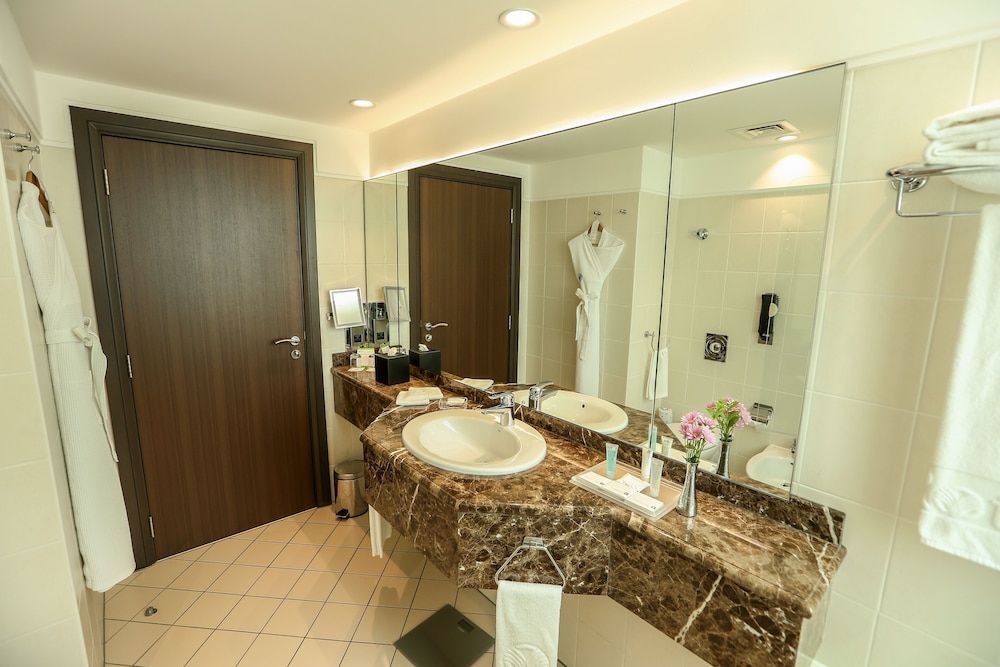 Al Maha Arjaan By Rotana bathroom 3