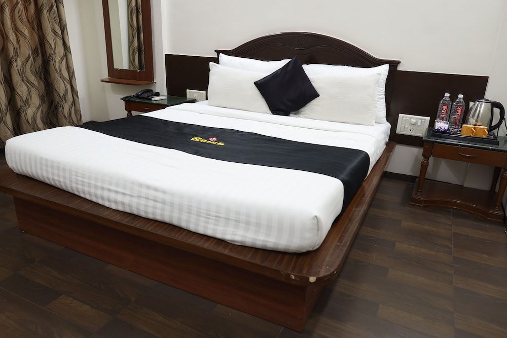 Hotel Saish Deluxe Double Bed