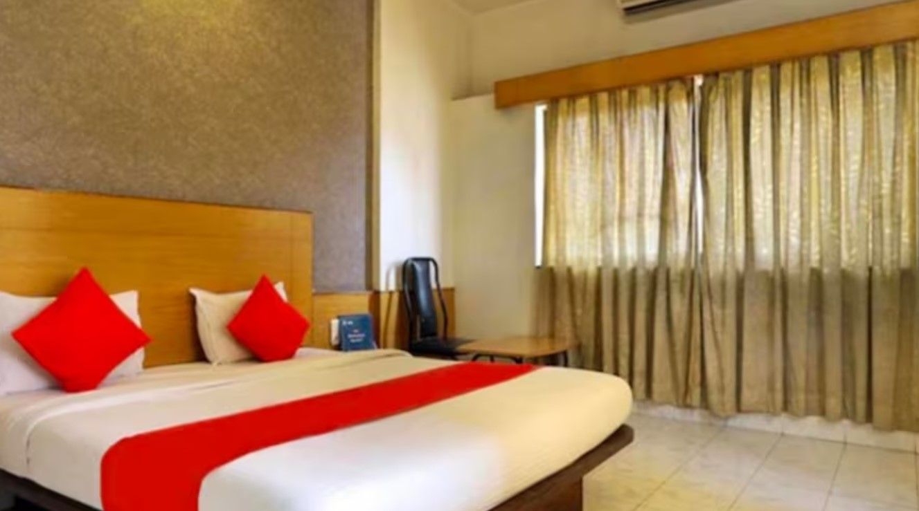 Hotel Saish Deluxe Double Bed 4