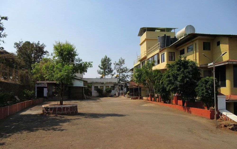 Bellevue Resort courtyard