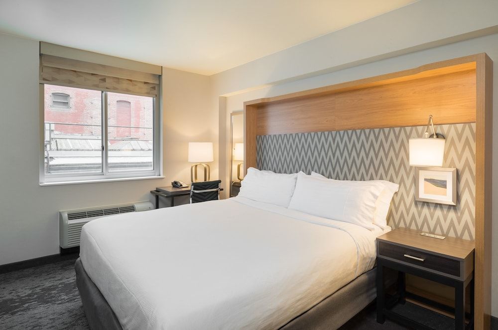 Holiday Inn New York City - Wall Street, an IHG Hotel Room, 1 King Bed, Accessible (Hearing) 3