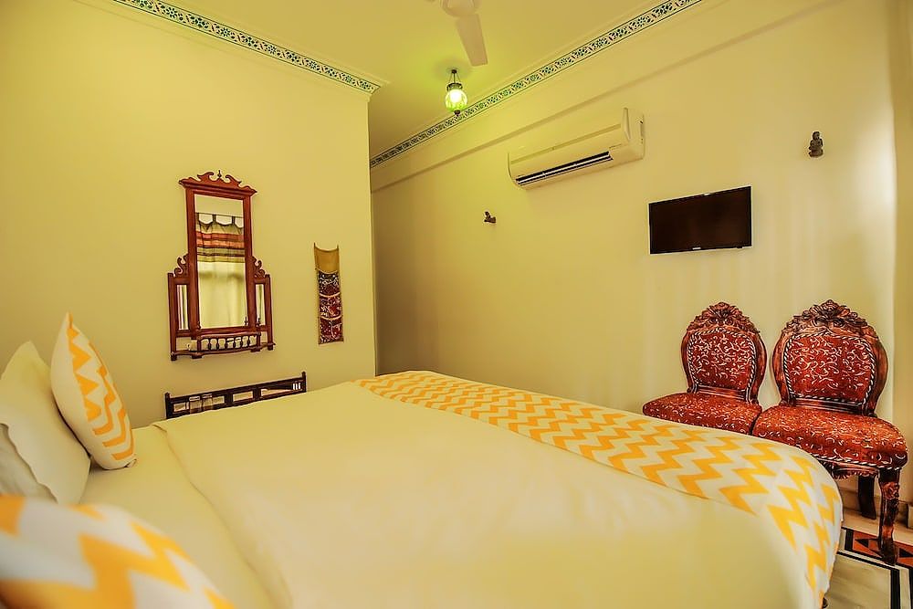 Hotel Devraj Niwas on Lake Pichola Deluxe Non Lake View Room 15