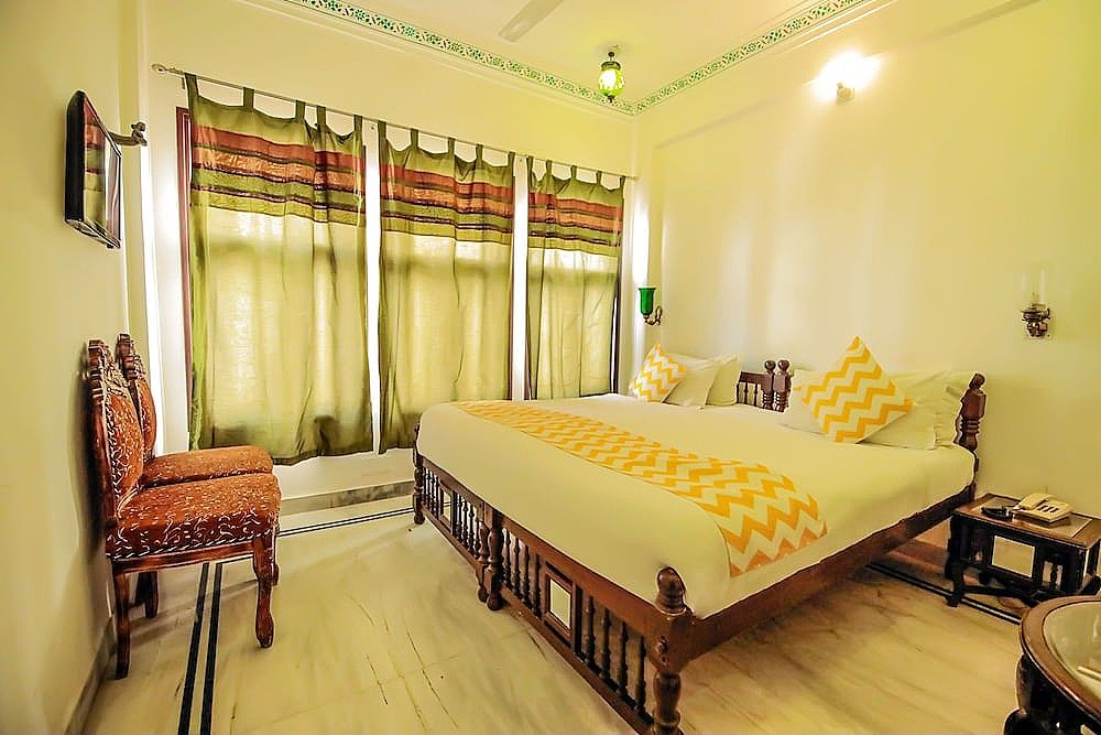 Hotel Devraj Niwas on Lake Pichola Deluxe Non Lake View Room 8