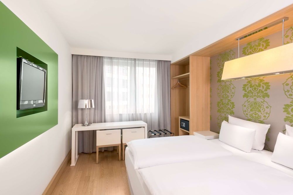 NH Berlin Potsdamer Platz Standard Room 8