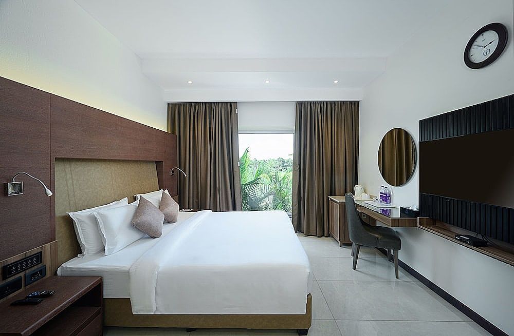 Flora Airport Hotel and Convention Centre Kochi Deluxe king room with complimentary airport transfers 2