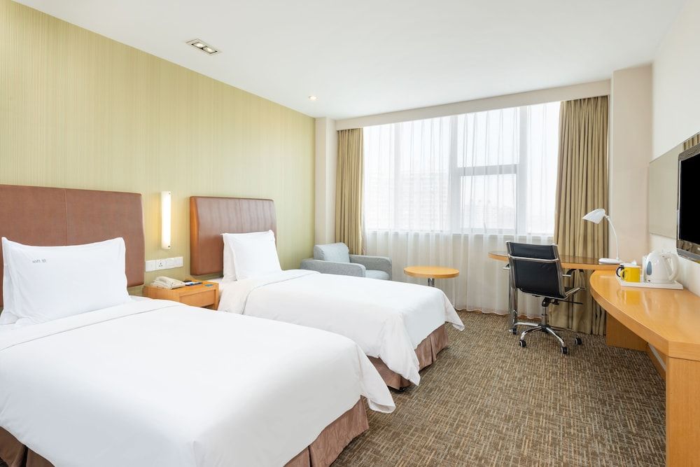 Holiday Inn Express Shanghai Jinqiao Central, an IHG Hotel featured 2