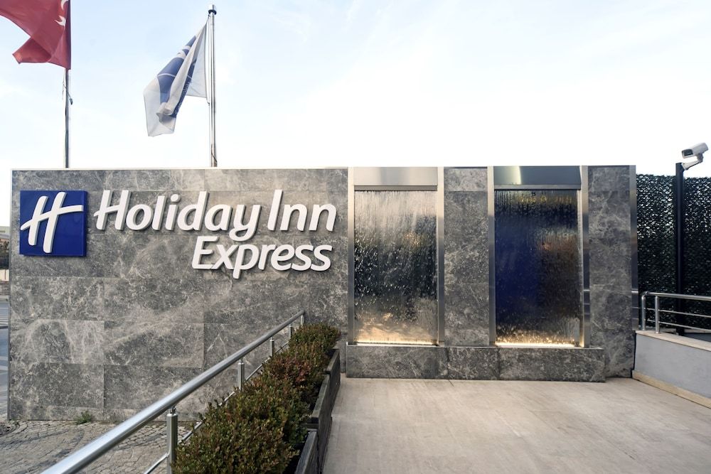 Holiday Inn Express Istanbul Altunizade, an IHG Hotel entrance