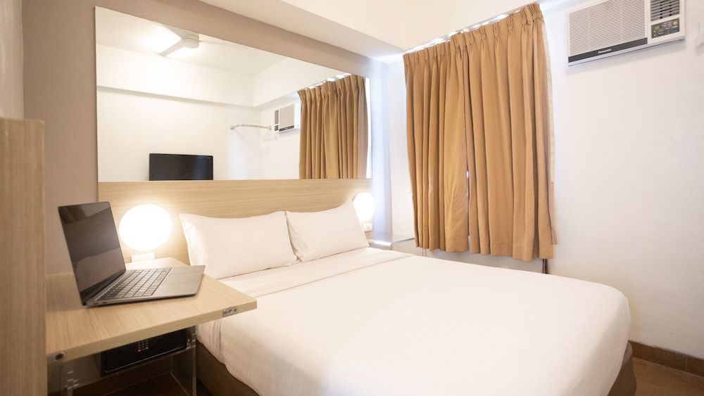 Red Planet Manila Malate Mabini Double Room, 1 Queen Bed