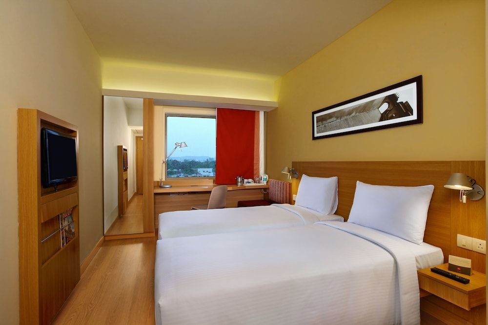 ibis Navi Mumbai Hotel Standard Room, 1 Queen Bed 4