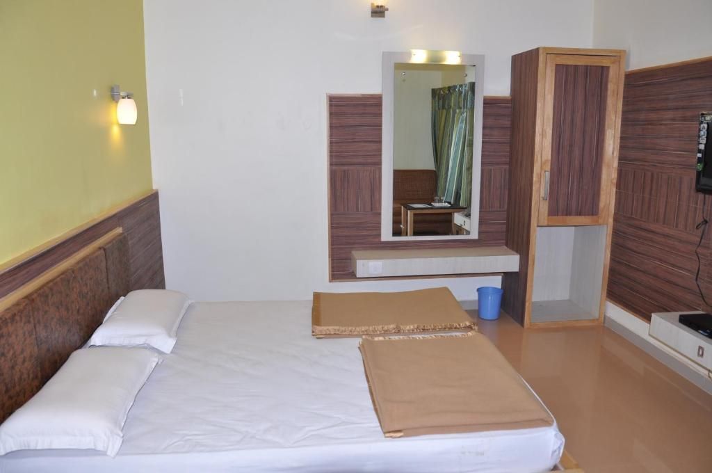 Hotel Crystal Inn @ Nakki Lake Deluxe Double Room No AC 4