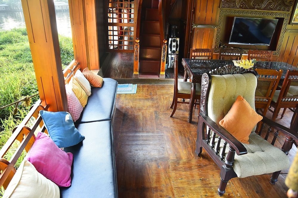 Premium Luxury Houseboat 4